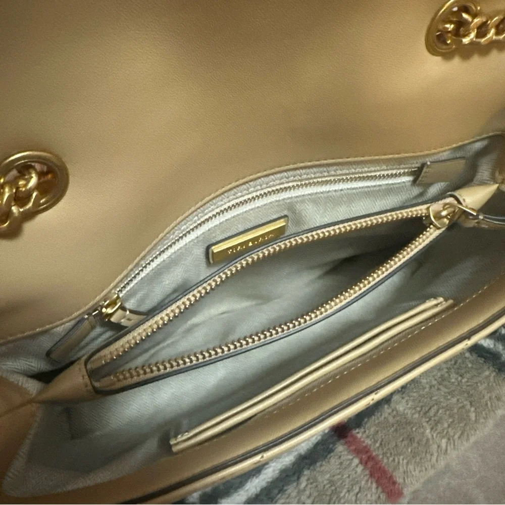 Tory Burch in the color desert dune 
Style Kira chevron convertible shoulder bag - Picture 11 of 12